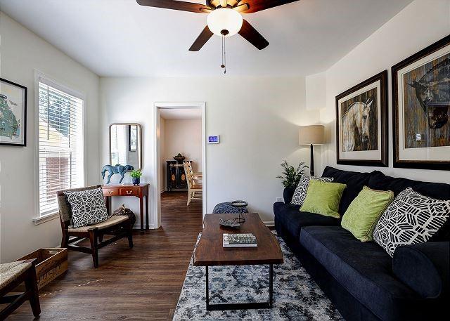 living room featuring dark wood-style floors and ceiling fan