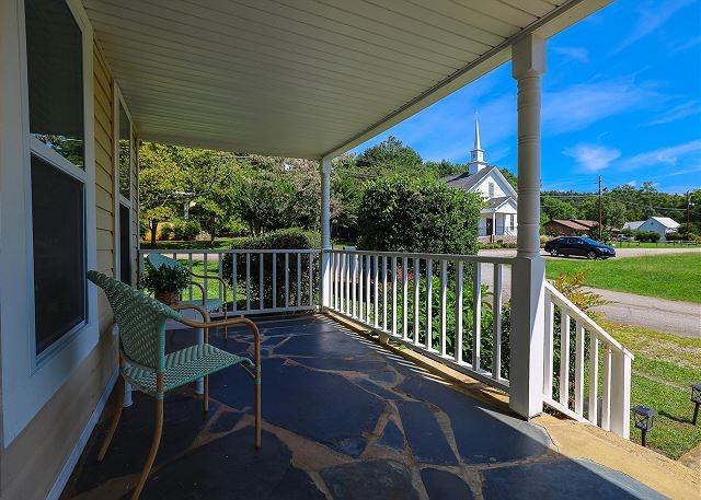 balcony featuring covered porch