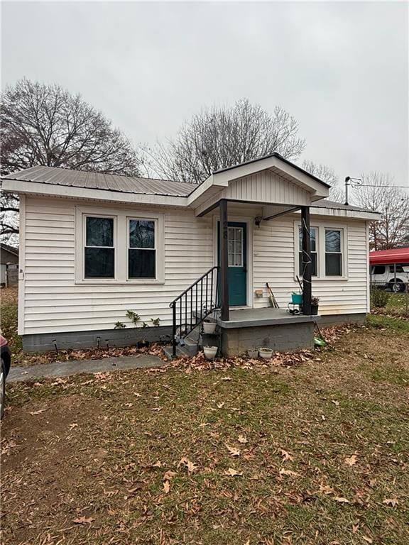 view of front of home with a front yard