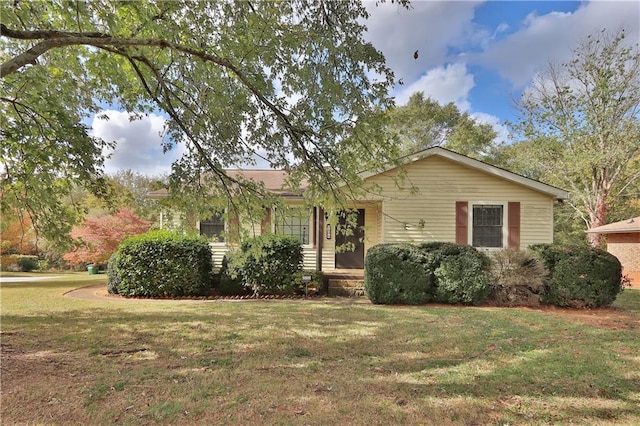 ranch-style house featuring a front yard