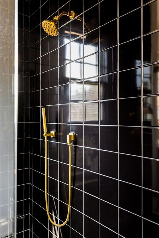 11277 Serenbe Ln, Chattahoochee Hills, GA 30268 - full bath featuring tiled shower