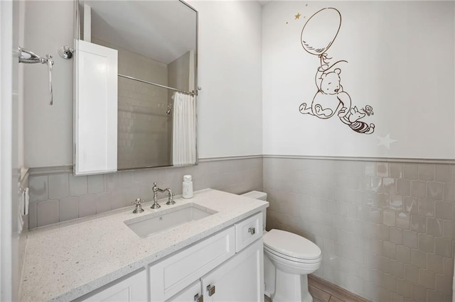 11277 Serenbe Ln, Chattahoochee Hills, GA 30268 - full bathroom featuring toilet, vanity, curtained shower, tile walls, and wainscoting