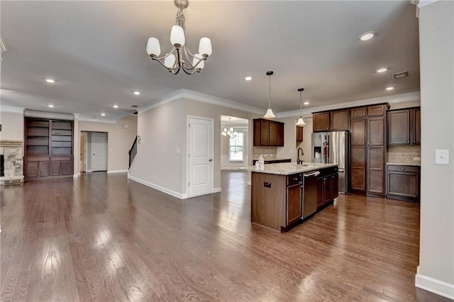 kitchen featuring appliances with stainless steel finishes, a sink, baseboards, a chandelier, and ornamental molding