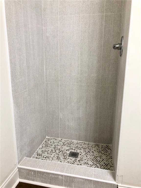 bathroom featuring tiled shower