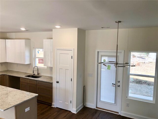 kitchen featuring a center island, recessed lighting, hanging light fixtures, wood finished floors, and baseboards