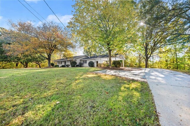 view of front of house featuring a front yard