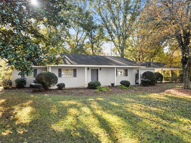 ranch-style house featuring a front yard