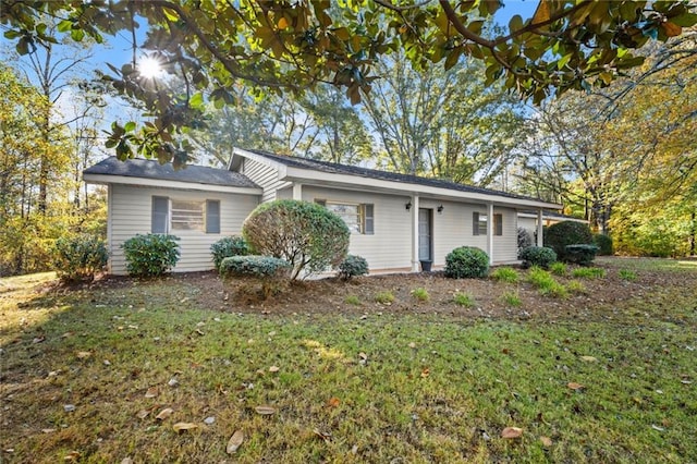 single story home with a front lawn