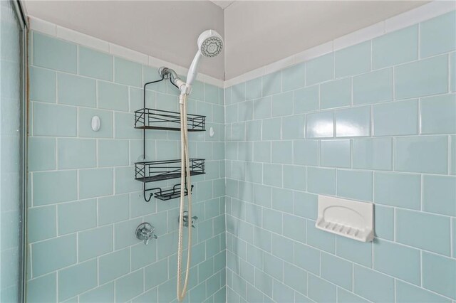 4218 Hideaway Dr, Tucker, GA 30084 - full bath featuring a tile shower