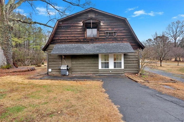 view of front of home with a front lawn