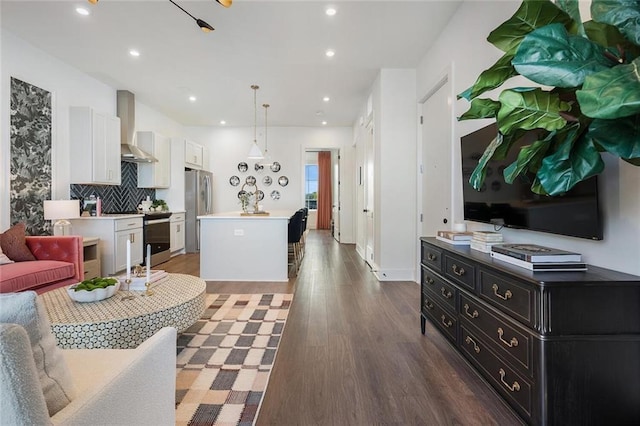 989 Bibbs Cir NW Unit 25, Atlanta, GA 30318 - living area featuring wood finished floors, recessed lighting, and baseboards