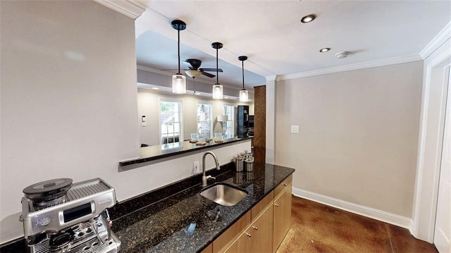 bar with a sink, a ceiling fan, crown molding, baseboards, and concrete floors