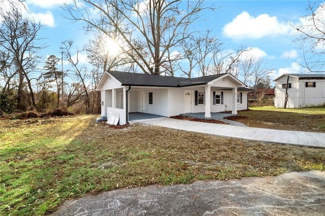 view of front of home featuring a front lawn and a carport