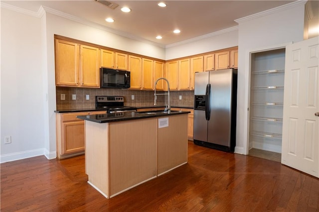 kitchen featuring appliances with stainless steel finishes, dark wood-type flooring, a kitchen island with sink, and sink