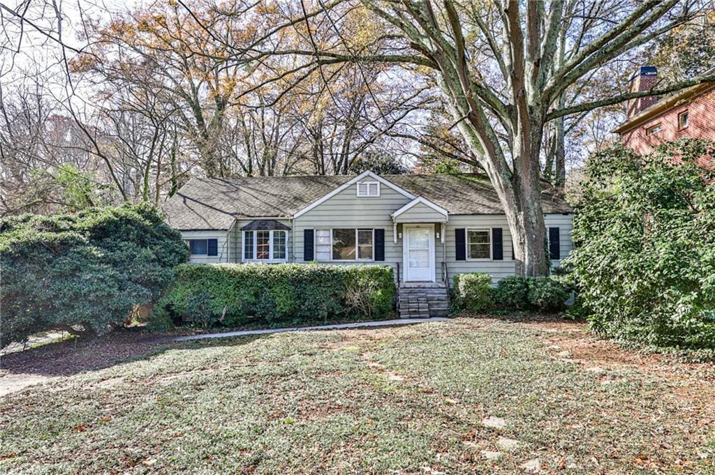 single story home featuring a front lawn