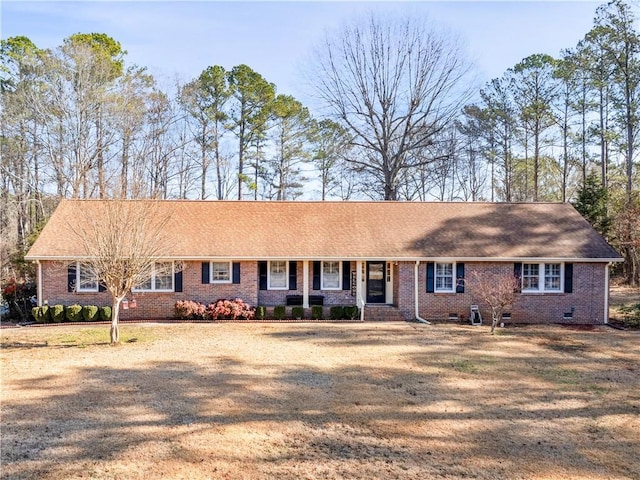 single story home featuring a front yard