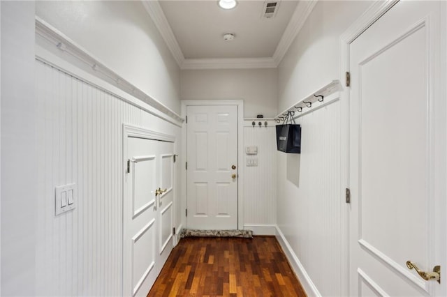 entryway featuring visible vents, dark wood finished floors, and crown molding