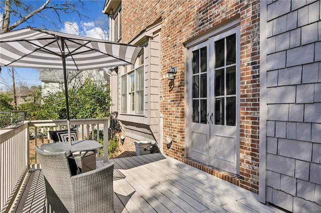 deck with outdoor dining space