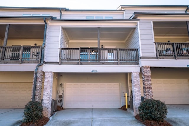 exterior space featuring driveway