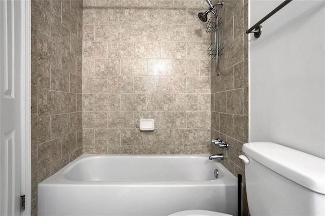 bathroom with toilet and tiled shower / bath