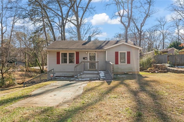 view of front of house featuring a front lawn