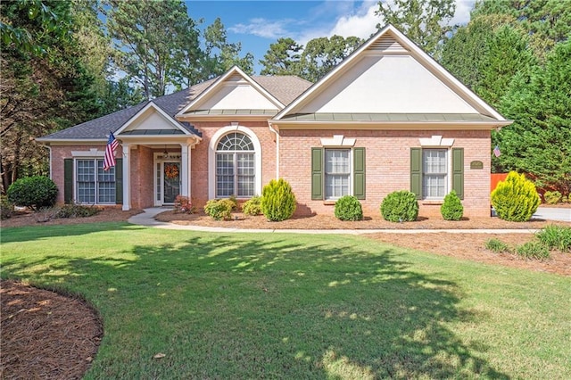 view of front of house featuring a front lawn