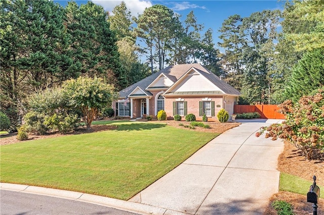 view of front of home featuring a front lawn