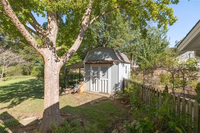 view of yard featuring a storage shed