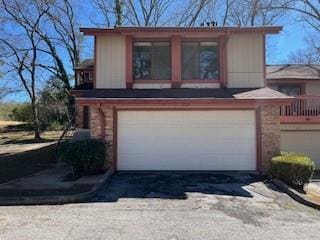 view of front facade with a garage and driveway