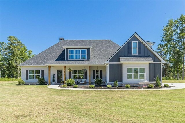 view of front of house featuring a front lawn