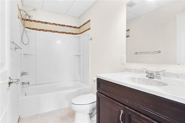 carpeted empty room featuring a ceiling fan, a drop ceiling, and recessed lighting