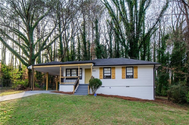 view of front facade featuring a front lawn, a carport, and a porch