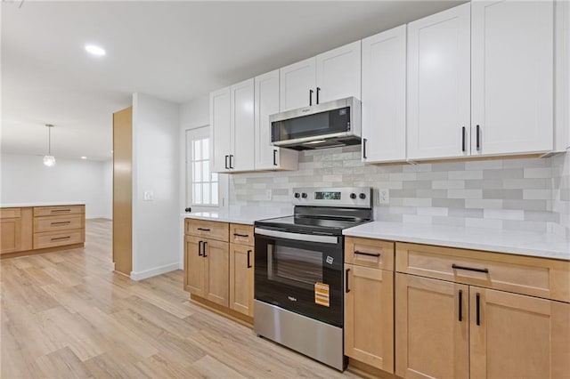 6142 Hutchins Dr, Buford, GA 30518 - kitchen featuring appliances with stainless steel finishes, backsplash, light wood-style floors, light countertops, and recessed lighting