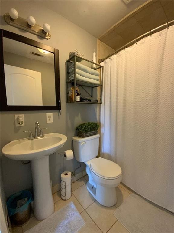 full bath with visible vents, curtained shower, tile patterned flooring, and toilet