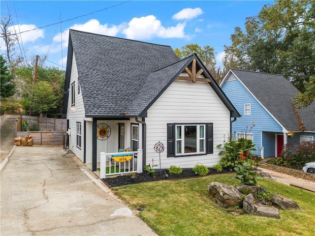 bungalow-style house featuring a front lawn