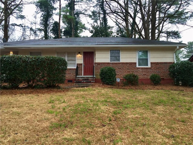 single story home featuring a front lawn