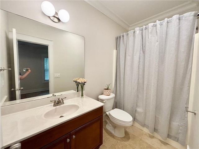 full bath with crown molding, toilet, vanity, and a shower with curtain