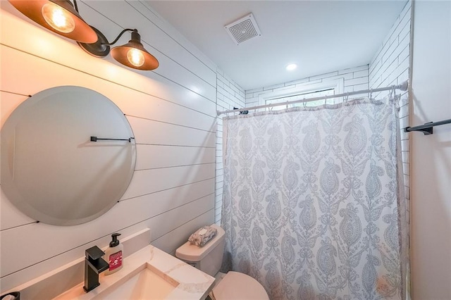 110 W Putnam Ferry Rd, Woodstock, GA 30189 - full bathroom featuring toilet, a shower with curtain, and vanity