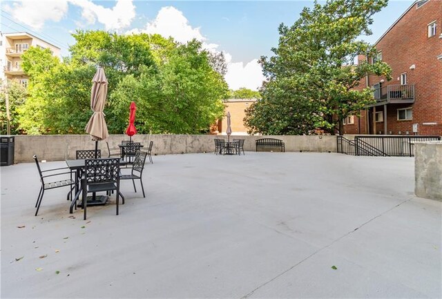 375 Ralph Mcgill Blvd NE Unit 807, Atlanta, GA 30312 - view of patio / terrace with outdoor dining area and fence