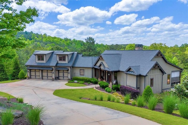 view of front of property featuring a front lawn and a garage