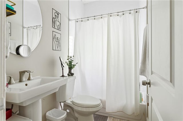 820 Elbert St SW, Atlanta, GA 30310 - bathroom with toilet and shower / bath combo with shower curtain