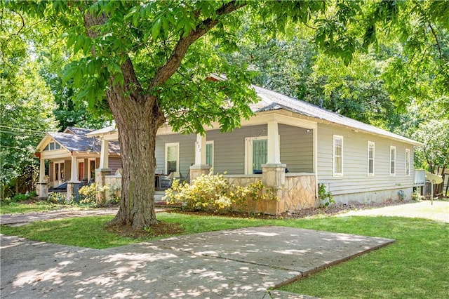 820 Elbert St SW, Atlanta, GA 30310 - view of front of house featuring a porch and a front lawn