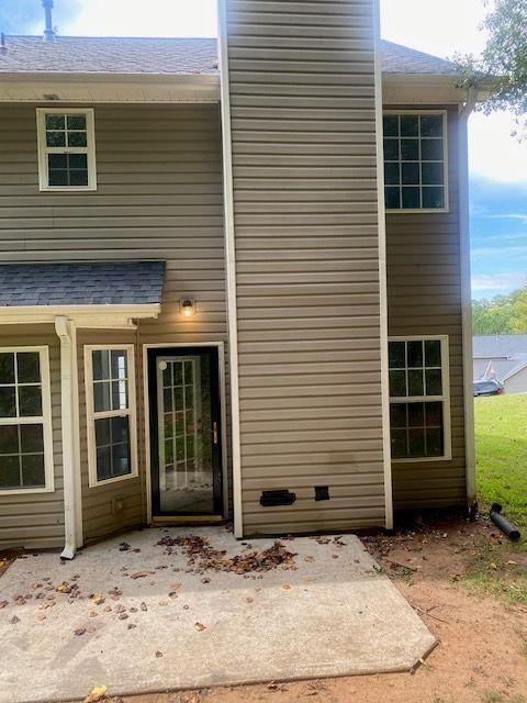 property entrance featuring a patio