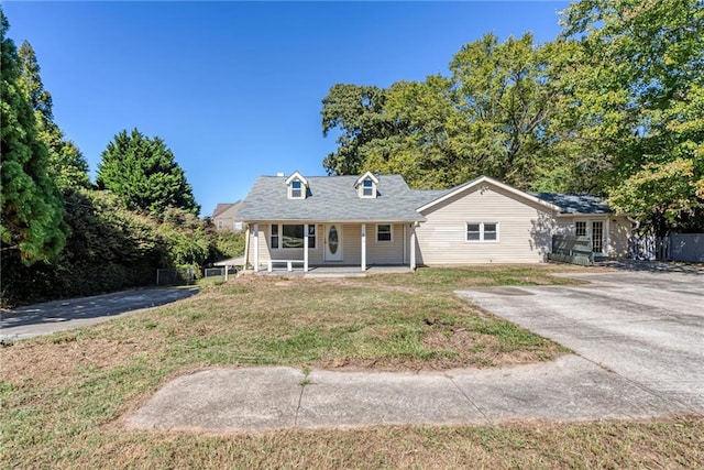 view of front of house featuring a front lawn and covered porch