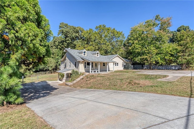 view of front of property with covered porch and a front lawn