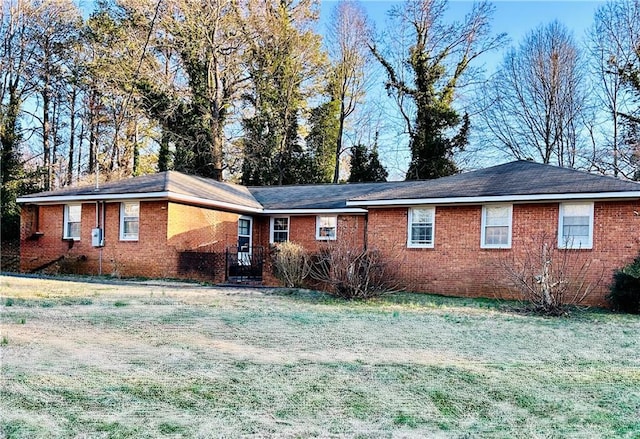 view of front of home with a front lawn and brick siding