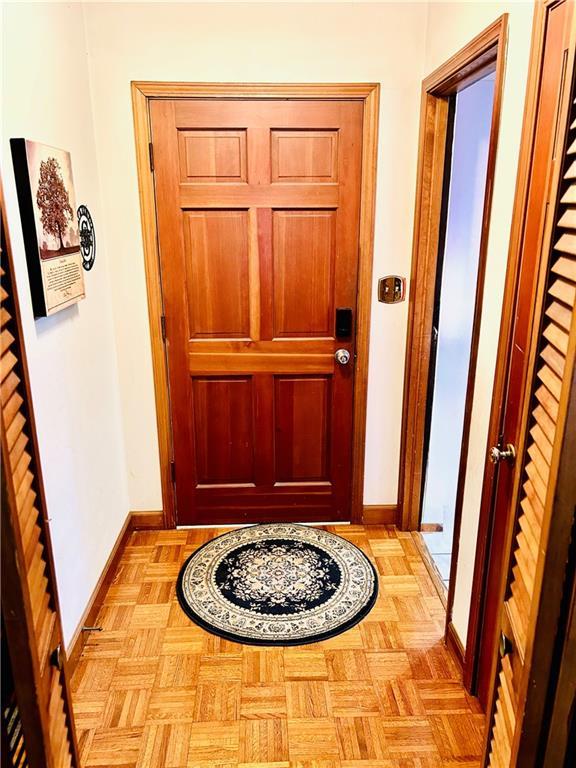 entryway featuring baseboards