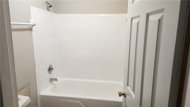 bathroom with tub / shower combination