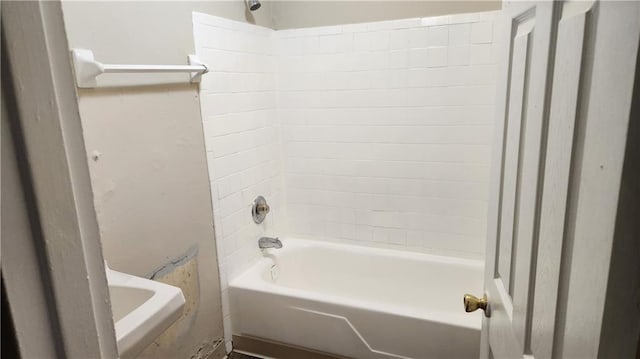 bathroom featuring washtub / shower combination