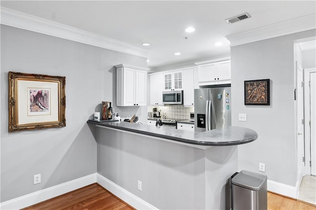 4100 Paces Walk SE Unit 2304, Atlanta, GA 30339 - kitchen featuring stainless steel appliances, baseboards, dark countertops, glass insert cabinets, and a peninsula